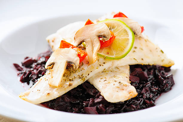 Peixe branco e preto de arroz no restaurante definição - fotografia de stock