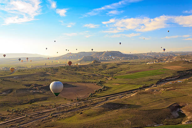 の上を飛ぶ熱気球カッパドキア,トルコ - turkey hot air balloon cappadocia basket ストックフォトと画像