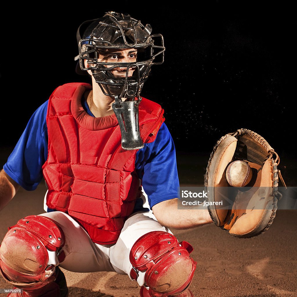 Jugador de béisbol (receptor) en casa placa - Foto de stock de Hombres libre de derechos