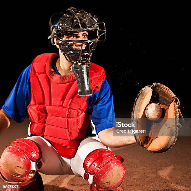 Photo libre de droit de Joueur De Baseball Au Home Plate banque d'images et plus d'images libres de droit de Hommes - Hommes, Softball, 20-24 ans