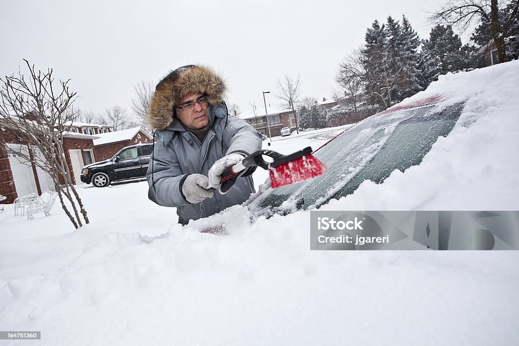 Homem com pêlo capuz Raspar Neve profunda o seu carro. - Royalty-free 50 Anos Foto de stock