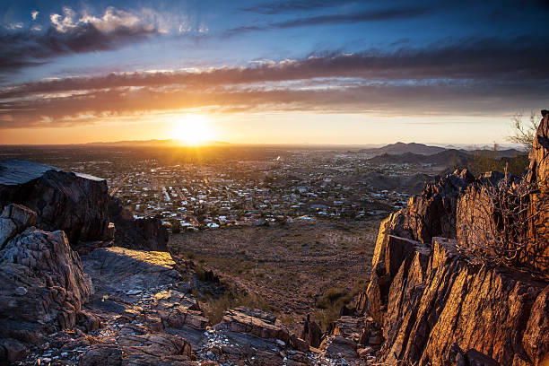 pôr do sol sobre phoenix - phoenix sunset arizona city - fotografias e filmes do acervo