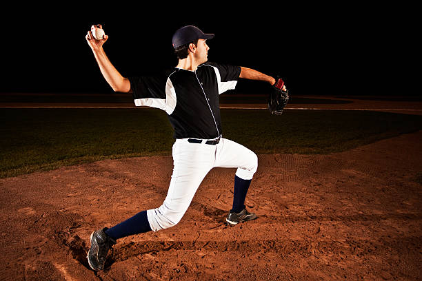 un joueur de baseball-lanceur préparent à lancer une balle - baseball diamond flash photos et images de collection