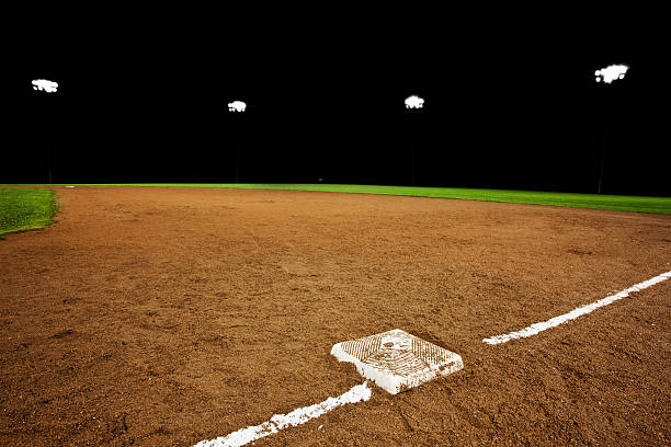 terrain de baseball de nuit - baseball diamond flash photos et images de collection