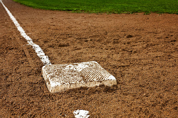 campo de basebol à noite - baseball diamond flash imagens e fotografias de stock