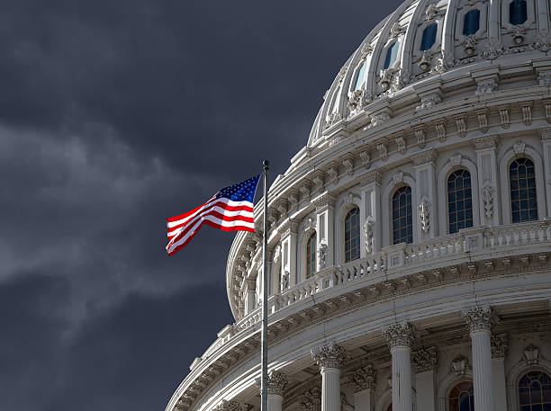 dunkle himmel über dem us capitol building - flag of washington stock-fotos und bilder