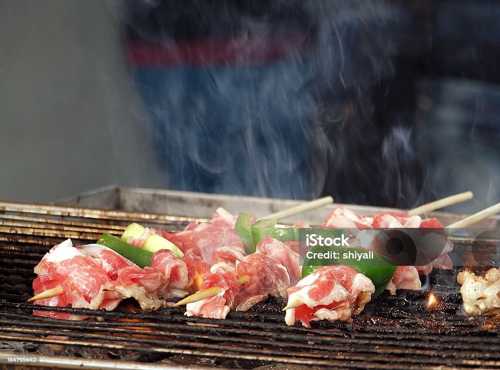 Brochetas de carne fresca en una parrilla - Foto de stock de Aire libre libre de derechos