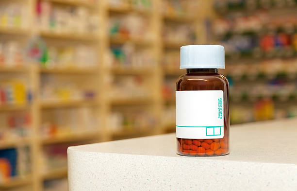 medicina botella con píldoras y una etiqueta en blanco - pill bottle pharmacy medicine shelf fotografías e imágenes de stock