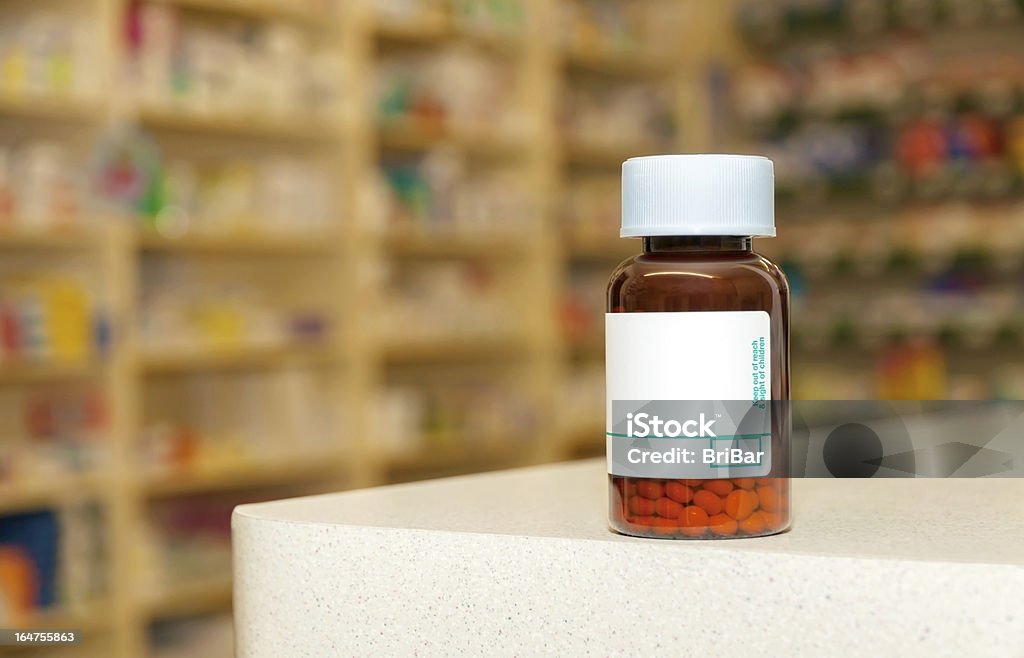 Bottiglia di medicina con compresse e un'etichetta vuota - Foto stock royalty-free di Farmaco