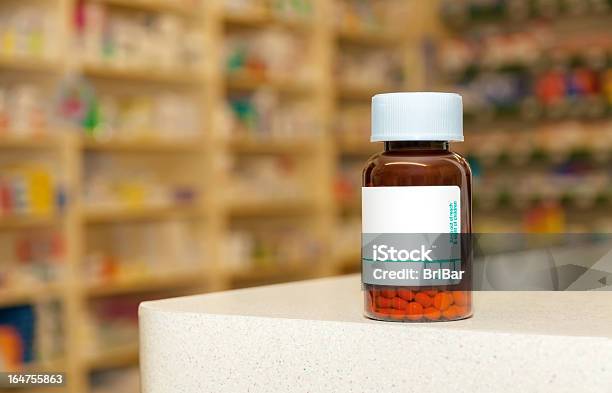 Bottiglia Di Medicina Con Compresse E Unetichetta Vuota - Fotografie stock e altre immagini di Farmaco