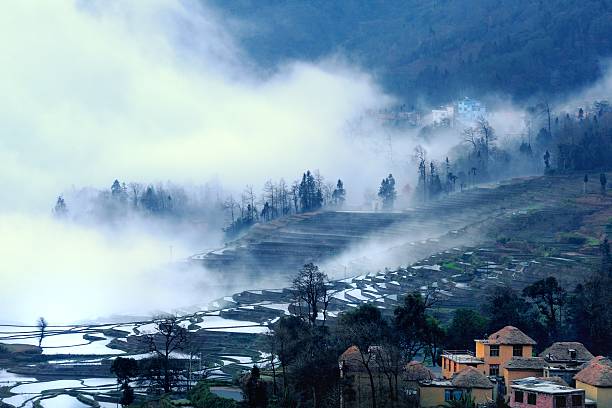 terrasse champs et villages dans les nuages - agriculture artificial yunnan province china photos et images de collection