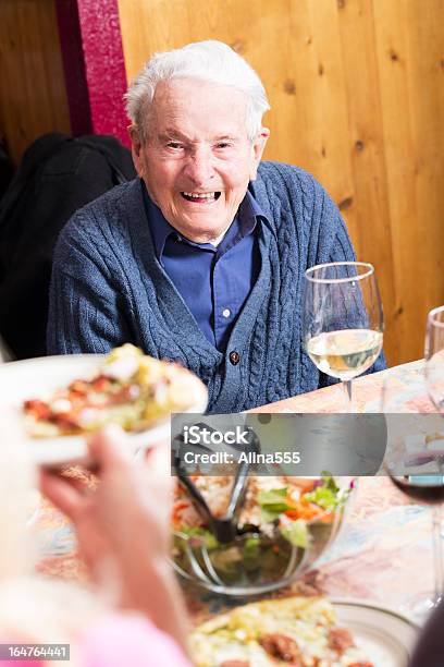 선임 90주행연수 올드맨 웃음소리 피자 레스토랑 남자에 대한 스톡 사진 및 기타 이미지 - 남자, 노인, 노인 남자