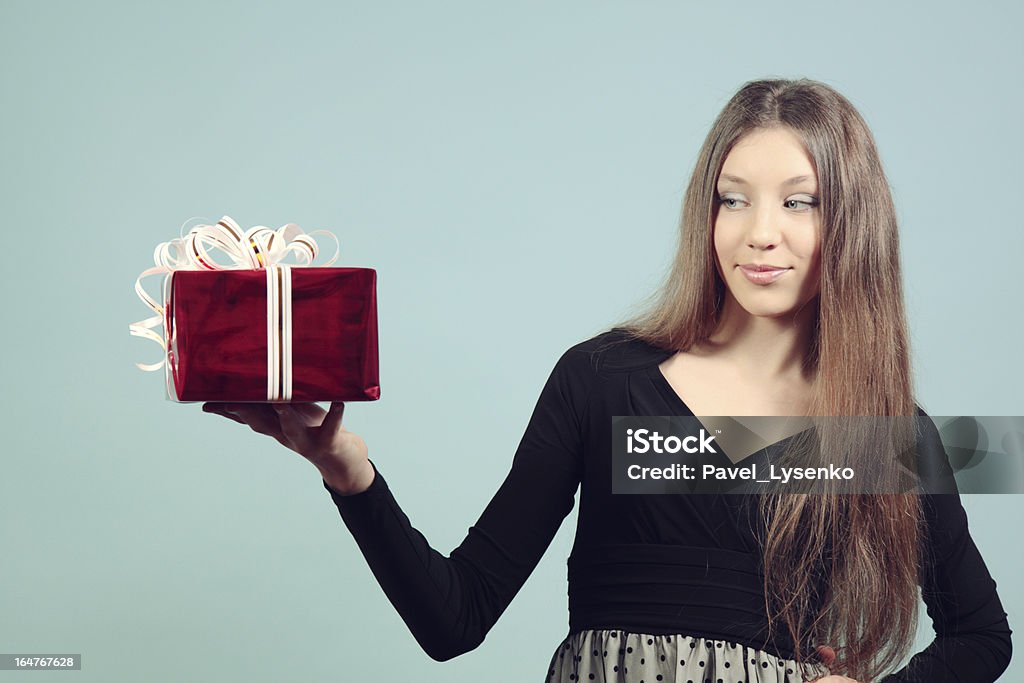 Linda garota com um presente. - Foto de stock de Adulto royalty-free