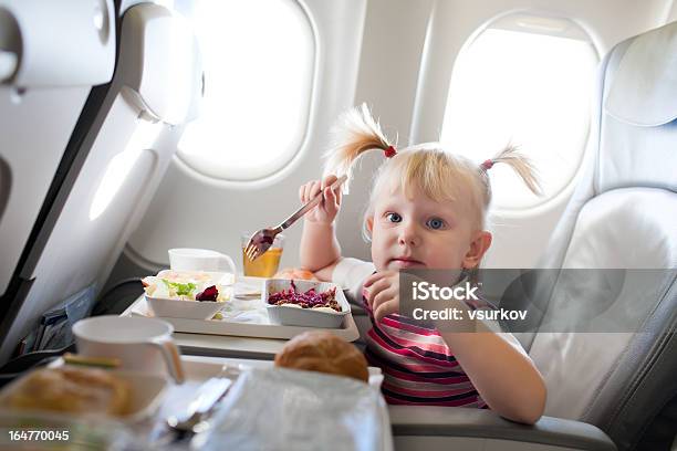 Mädchen Essen Im Flugzeug Stockfoto und mehr Bilder von Beleuchtet - Beleuchtet, Dienstleistung, Ein Mädchen allein
