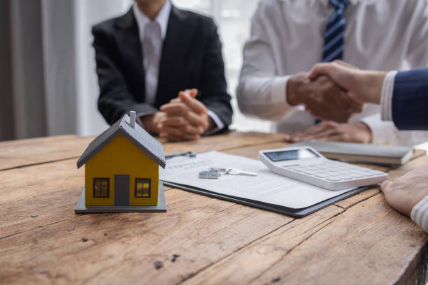 Handshake Real estate brokerage agent Deliver a sample of a model house to the customer, mortgage loan agreement Making lease and buy and sell house And contract home insurance mortgage loan concept apretón de manos agente de corretaje de bienes raíces entregar una muestra de una casa modelo al cliente, contrato de préstamo hipotecario hacer arrendamiento y comprar y vender casa y contratar seguro de hogar concepto de préstamo hipotecario