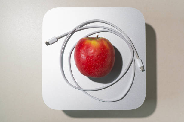 ein apple- und usb-c-kabel - adapter apple stock-fotos und bilder