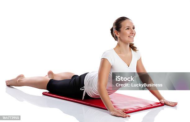 Mujer Haciendo Ejercicios De Estiramiento Foto de stock y más banco de imágenes de Actividades y técnicas de relajación - Actividades y técnicas de relajación, Adolescente, Adulto