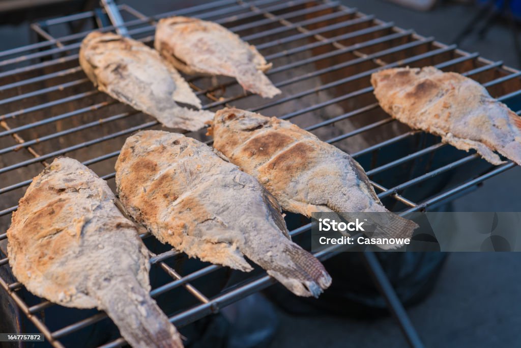 신선한 맛있는 생선 구이 틸라피아 소금 구운 생선 태국의 현지 음식 건강한 생활방식에 대한 스톡 사진 및 기타 이미지 - 건강한 ...