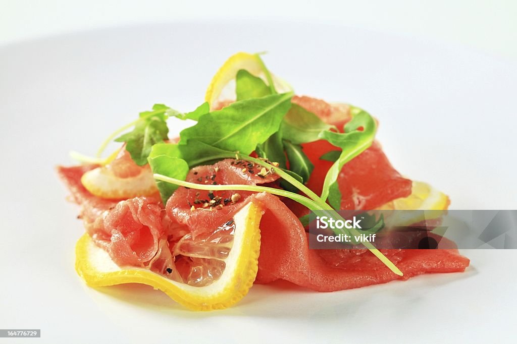 Carpaccio de carne com limão - Foto de stock de Antepasto royalty-free