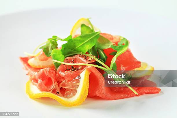 Foto de Carpaccio De Carne Com Limão e mais fotos de stock de Antepasto - Antepasto, Antipasto, Bife de Carpaccio