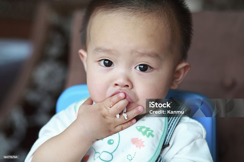 Bebé niño comiendo - Foto de stock de Boca humana libre de derechos