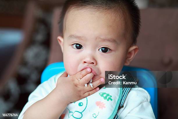 Bebé Niño Comiendo Foto de stock y más banco de imágenes de Boca humana - Boca humana, Chino - Oriental, Familia