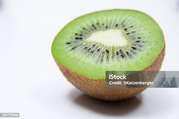 Kiwi Foto de stock y más banco de imágenes de Color negro - Color negro, Comida sana, Cortado