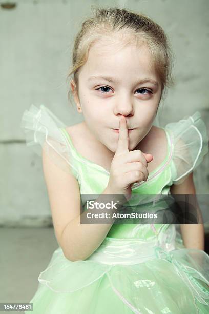 Kleines Mädchen Mit Finger Auf Ihre Lippen Stockfoto und mehr Bilder von 4-5 Jahre - 4-5 Jahre, Bildkomposition und Technik, Blick in die Kamera