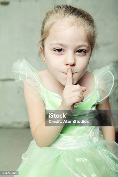 Niña Con El Dedo En Los Labios Foto de stock y más banco de imágenes de 4-5 años - 4-5 años, Color - Tipo de imagen, Contento