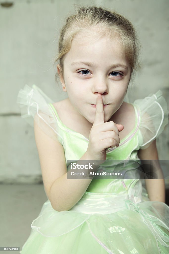 Dziewczynka z palec na jej usta - Zbiór zdjęć royalty-free (4 - 5 lat)