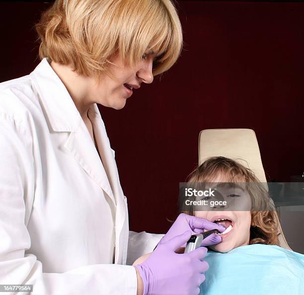 Weibliche Zahnarzt Und Kleines Mädchen Patienten Stockfoto und mehr Bilder von Arzthelferin - Arzthelferin, Ausrüstung und Geräte, Bildkomposition und Technik