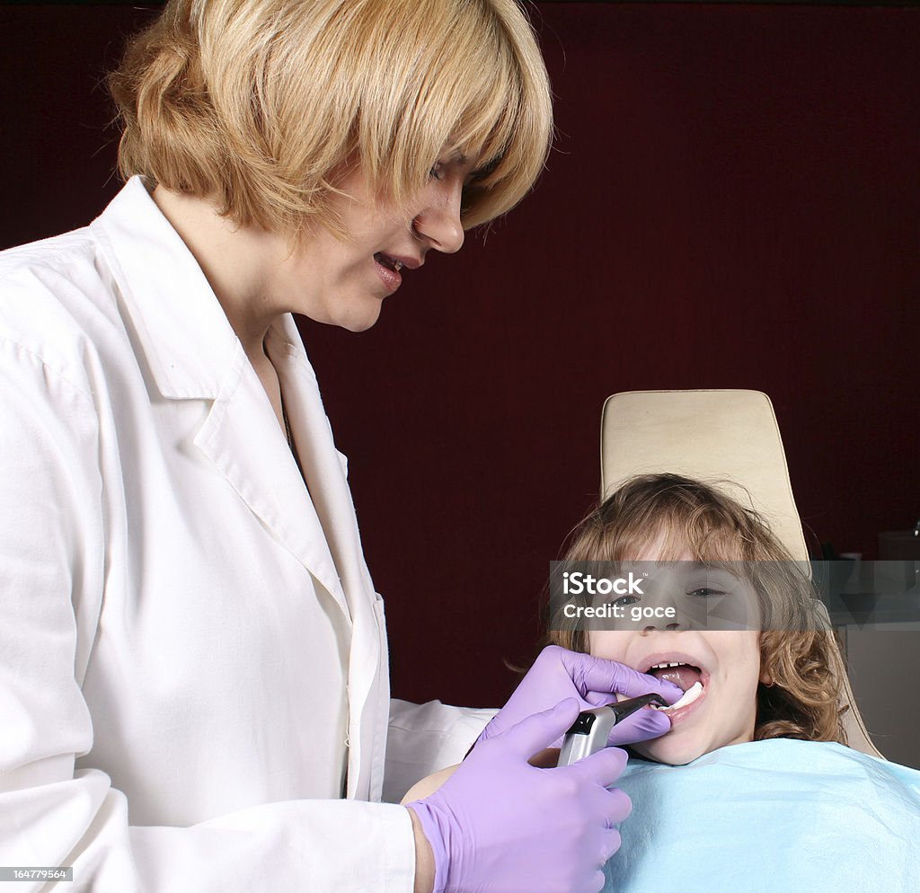 Dentista feminina e menina paciente - Foto de stock de Adulto royalty-free