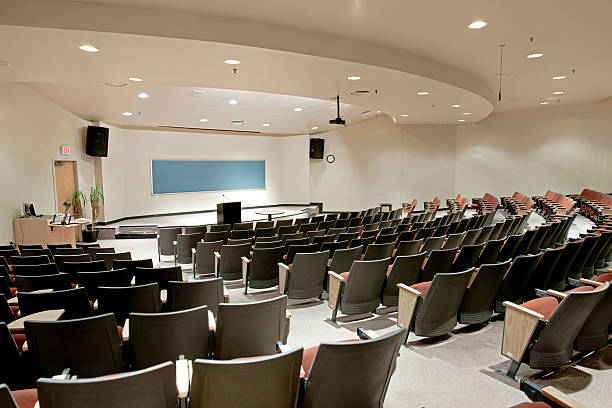 sala de aula de universidade - lecture hall auditorium university empty - fotografias e filmes do acervo