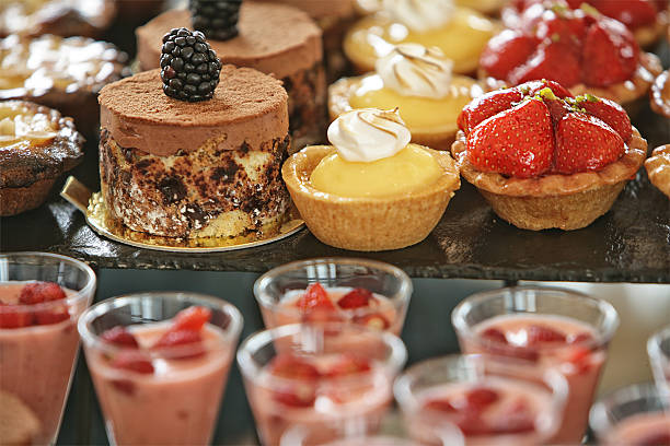 postres - tart dessert tray bakery fotografías e imágenes de stock