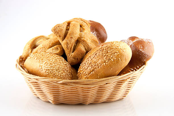 pão e pães em uma cesta - bread food basket sweet bun - fotografias e filmes do acervo