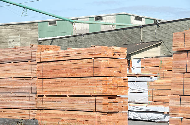 stare meble w rozmiarze ułożone w stoczni w młyn - timber lumber industry redwood stack zdjęcia i obrazy z banku zdjęć