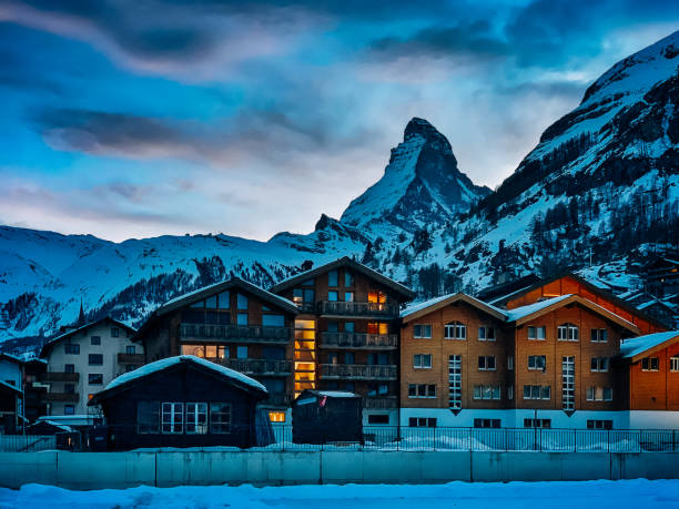 zermatt town with matterhorn peak in mattertal, switzerland, at dusk - ski resort winter snow night imagens e fotografias de stock