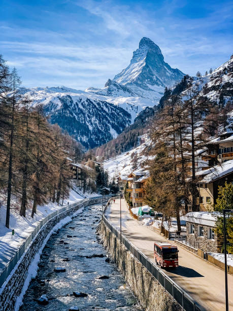 zermatter stadt mit matterhorn im mattertal, schweiz am nachmittag. - switzerland hotel skiing people stock-fotos und bilder