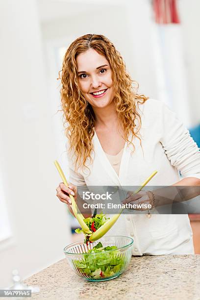 Foto de Mulher Sorridente Mostrando Salada Na Cozinha e mais fotos de stock de 30 Anos - 30 Anos, 40-49 anos, Adulto