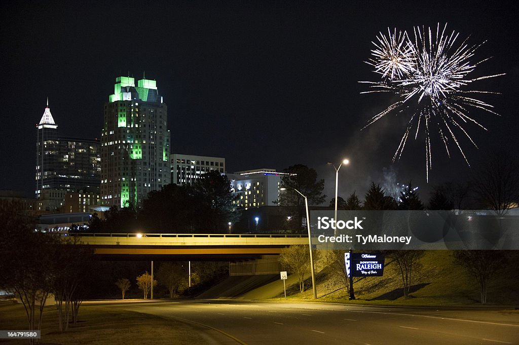 Fogos de artifício explodem sobre Dowtown Raleigh, Carolina do Norte - Foto de stock de Carolina do Norte - Estado dos EUA royalty-free