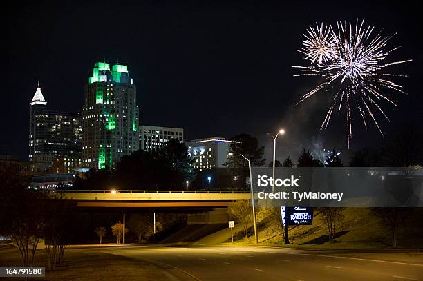 Foto de Fogos De Artifício Explodem Sobre Dowtown Raleigh Carolina Do Norte e mais fotos de stock de Carolina do Norte - Estado dos EUA