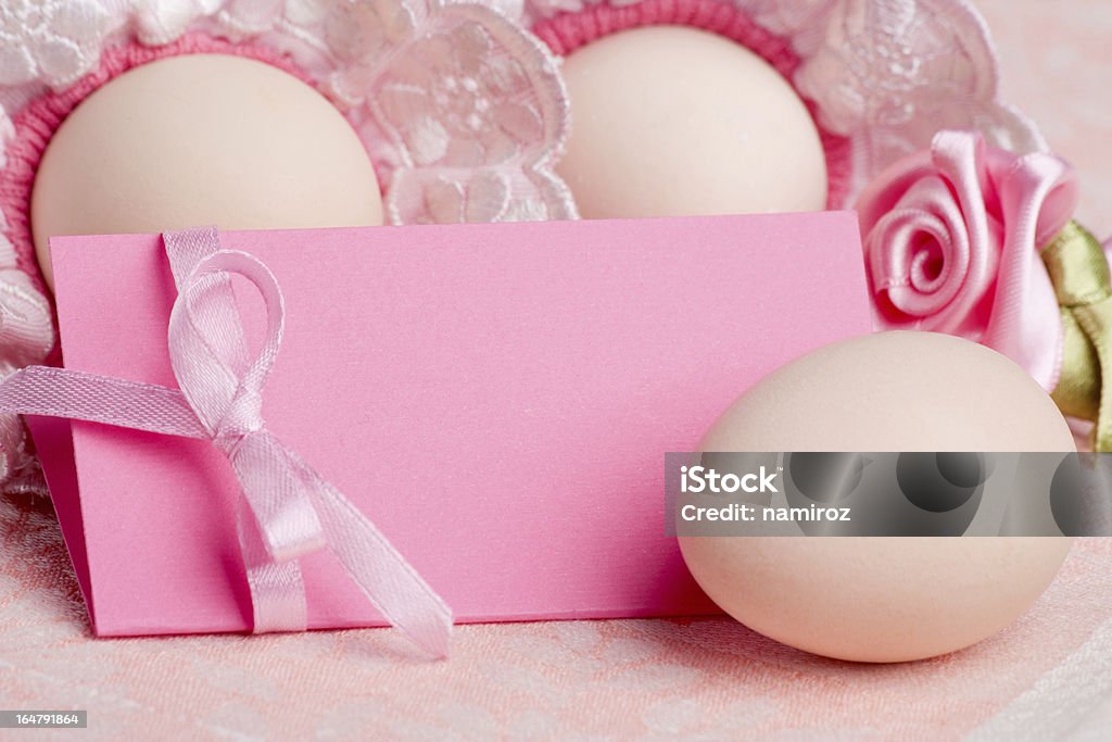 Ovos de Páscoa e fitas vermelho sobre fundo Rosa - Royalty-free Cartão de Saudações Foto de stock
