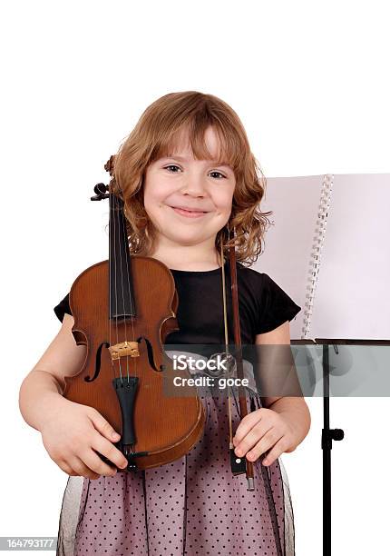 Linda Menina Com Violino Em Branco Retrato - Fotografias de stock e mais imagens de Arte, Cultura e Espetáculo - Arte, Cultura e Espetáculo, Beleza, Criança