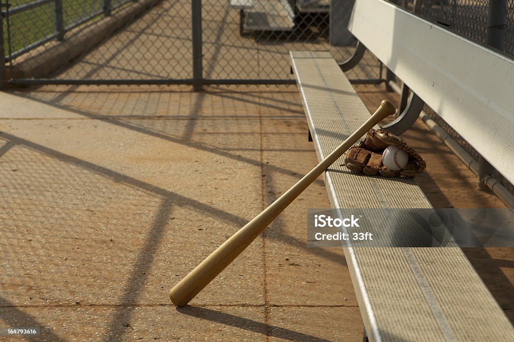 Béisbol & Bat en el banquillo de campo de béisbol - Foto de stock de Banquillo deportivo libre de derechos