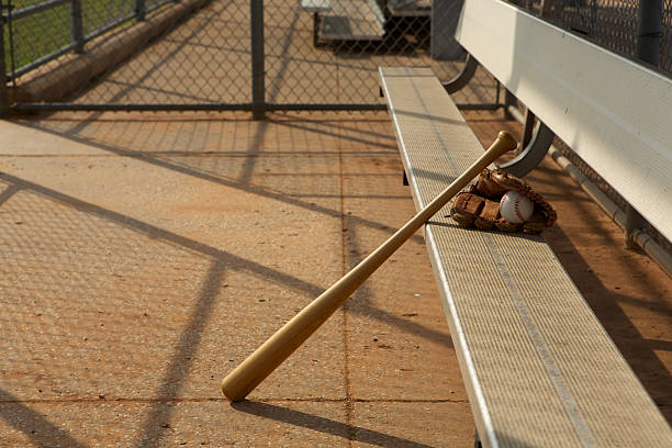 野球のバットダグアウト& - dugout baseball bench bat ストックフォトと画像