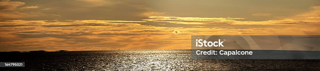 Закат над Северным морем и панорамным видом - Стоковые фото Арктика роялти-фри