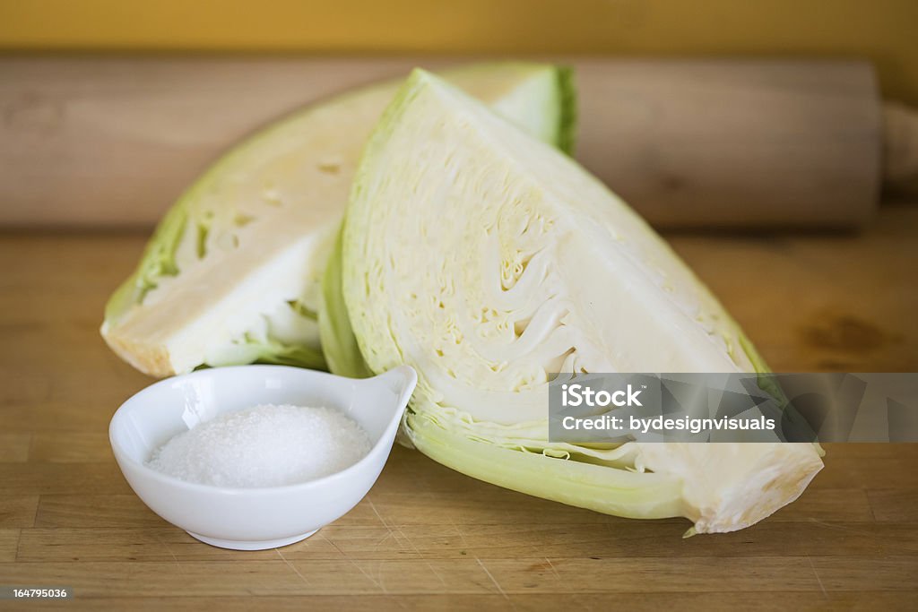 Sal en tabla de cortar - Foto de stock de Comida sana libre de derechos