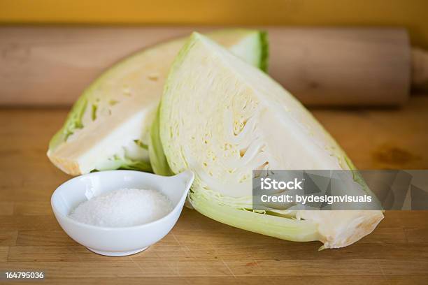 Sal En Tabla De Cortar Foto de stock y más banco de imágenes de Comida sana - Comida sana, Fotografía - Imágenes, Horizontal