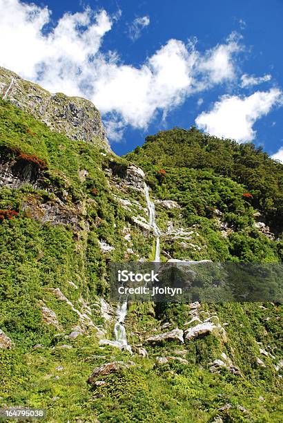 Photo libre de droit de Cascades Sur Milford Track Nouvellezélande banque d'images et plus d'images libres de droit de Cascade - Cascade, Ciel, Colline