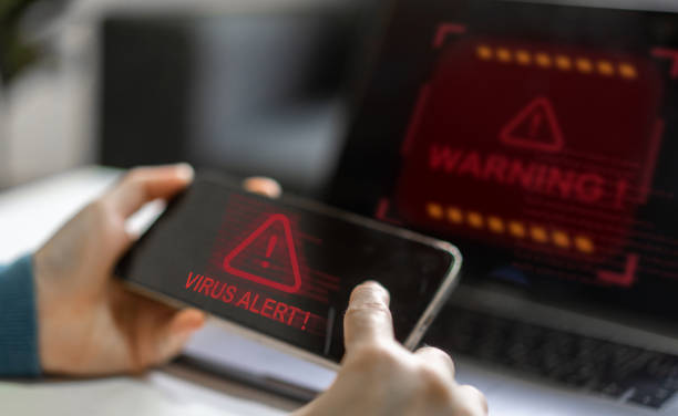 Human use smartphone with red triangle caution warning sign for notification error, programmer, hacked alert, virus, cyberattack, hacker, malware, danger, cyber crime, internet web hack technology teléfono inteligente de uso humano con triángulo rojo señal de advertencia de precaución para error de notificación, programador, alerta pirateada, virus, ciberataque, hacker, malware, peligro, delito cibernético, tecnología de pirateo web de intern